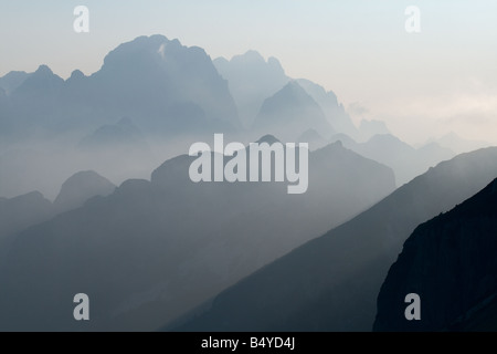 Misty strati dal Mangart pass Julian Alps Foto Stock