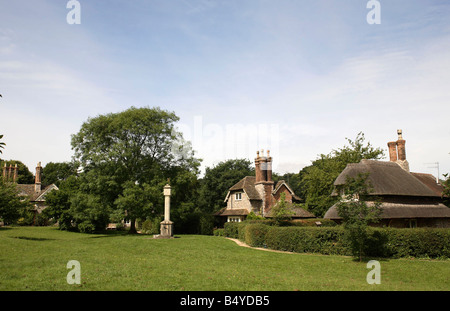 Un paesaggio del cottage con il tetto di paglia in blaise hamlets bristol Foto Stock