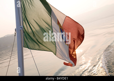 Bandiera italiana in barca sul lago di garda, Italia Foto Stock