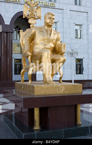 Statua d'oro di Saparmurat Niyazov ex presidente a vita del Turkmenistan, al di fuori del Ministero ad Ashgabat, Turkmenistan Foto Stock