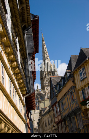 Vista cielo del campanile di San Corentin nella cattedrale di Quimper Francia Foto Stock