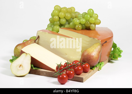 La fontina formaggi stagionati sul tagliere isolato su bianco Foto Stock