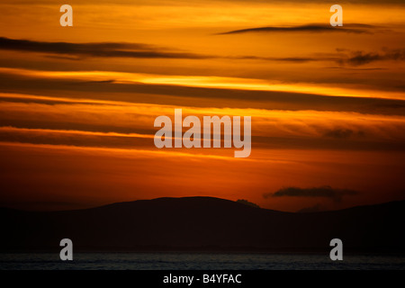 Tramonto sulla penisola di fanad della contea di Donegal Repubblica di Irlanda come si vede da portstewart County Londonderry Irlanda Foto Stock