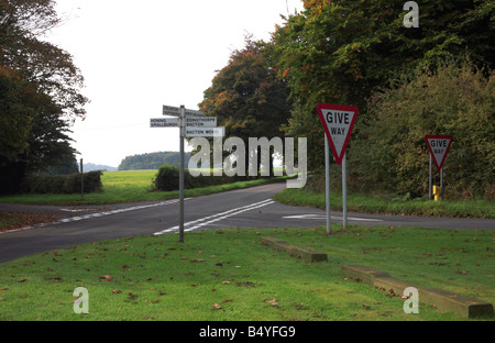 Paese bivio a Witton, vicino a North Walsham, Norfolk, Regno Unito, con segnaletica e cartelli stradali. Foto Stock