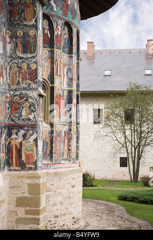 Chiesa dipinta nel muro fortificato Monastero Sucevita composto motivi. Bucovina Moldavia Romania Europa Foto Stock