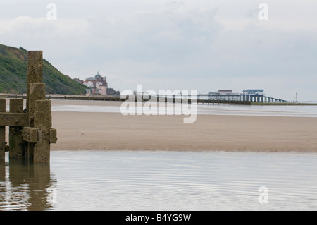 Pool di marea da un groyne con Cromer in background Foto Stock