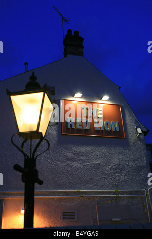 Il Pub Red Lion segno oxford con lampada in primo piano Foto Stock