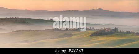 Foschia mattutina in Valle de Orcia, Toscana, Italia Foto Stock