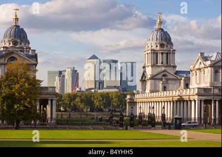 Old Royal Naval College e grattacieli di Canary Wharf dietro visto da Greenwich Park SE10 London Regno Unito Foto Stock