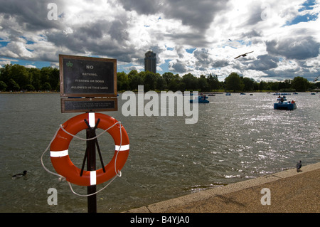 Hyde Park il nome a serpentina del lago di Londra Inghilterra REGNO UNITO Foto Stock