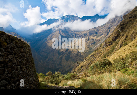 Vista sulle montagne delle Ande del Perù preso sul terzo giorno tre dei quattro giorni di cammino Inca vicino al sito Inca di Runkuracay. Foto Stock