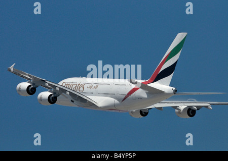 A380 Emirates Airbus super jumbo jet decolla dal sud delle piste di LAX Foto Stock