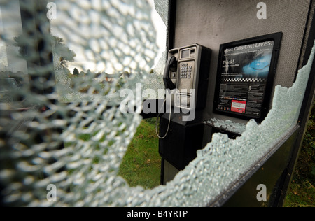 Vetro fracassato cucciolate all'interno di British Telecom casella telefono dopo che essa è stata colpita da vandali in Stratford-su-Avon Foto Stock