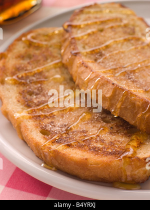 Il francese Cinnamon Toast con sciroppo Foto Stock