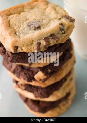 Pila di latte e Dark Chocolate Chip Cookie Foto Stock