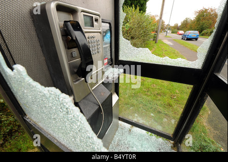 Vetro fracassato cucciolate all'interno di British Telecom casella telefono dopo che essa è stata colpita da vandali in Stratford-su-Avon Foto Stock