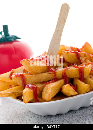Porzione di chip in un vassoio di polistirolo con il ketchup Foto Stock