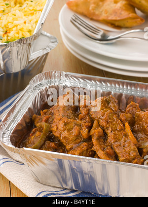 Indian Take Away- Carni bovine Madras, riso pilaf e Samosa di verdure Foto Stock