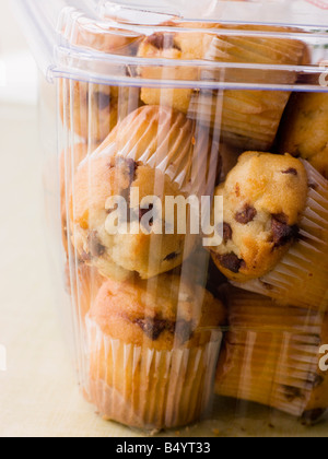 Il latte al cioccolato muffin in una scatola di plastica Foto Stock