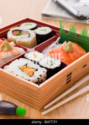Pasto giapponese in un Bento scatola con sushi roll eice avocado salmone  pesce set, su vecchio tavolo di legno scuro sfondo, vista dall'alto piatto  Lay, con copyspace e Foto stock - Alamy