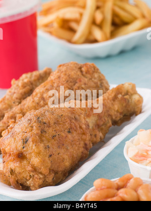 Pollo fritto con patate fritte, fagioli al forno, Coleslaw e una bibita Foto Stock