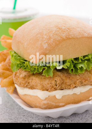 Southern Fried filetto di pollo Burger con patatine fritte e una bibita Foto Stock