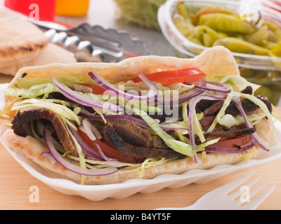Agnello marinato Kebab in un pane pitta Foto Stock