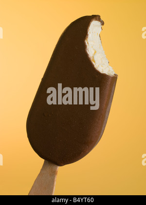 Close up di un cioccolato rivestito il blocco di ghiaccio Foto Stock