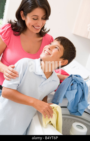 Madre e Figlio facendo Servizio Lavanderia Foto Stock