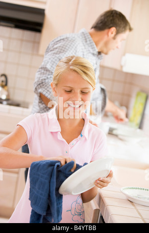 Padre e figlia la pulizia delle stoviglie Foto Stock