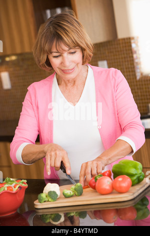 Donna tritare verdure Foto Stock