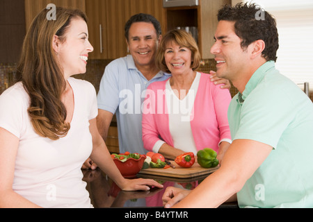 La famiglia la preparazione di pasto insieme Foto Stock