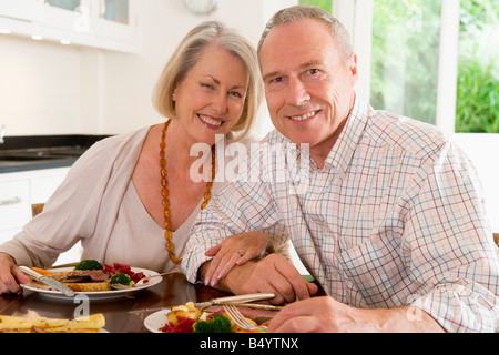 Coppia di anziani godendo di pasto insieme Foto Stock