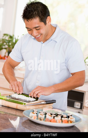 L'uomo la preparazione di sushi Foto Stock