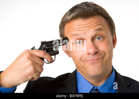 Imprenditore tenendo la pistola alla testa Foto Stock