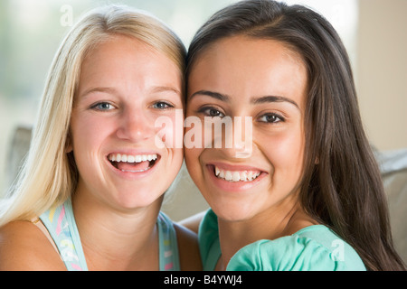 Due ragazze adolescenti sorridente Foto Stock