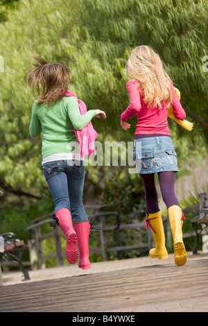 Coppia di ragazze adolescenti a fare jogging nel parco Foto Stock