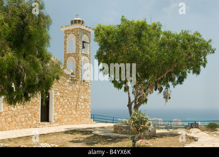 Rag colorati bandiere di preghiera legata a una struttura di memoria di fronte alla chiesa del Profeta Elia, Protaras, Cipro Foto Stock