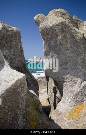 Il granito costa rocciosa sulla zona Lesconil (Bretagna - Francia). La Côte rocheuse granitique sur la commune de Lesconil (Francia). Foto Stock