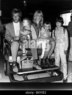 Rod Stewart Maggio 1982 cantante nella foto con la famiglia americana nata moglie Alana Hamilton e i loro tre figli Ashley Hamilton padre George Hamilton Sean Stewart e Kimberly Stewart Foto Stock