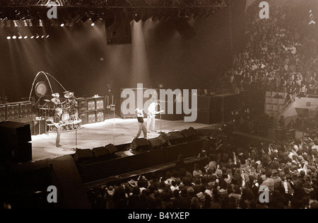 L'Oms in concerto a gennaio 1983 a Toronto in Canada Roger Daltrey lead singer con i membri della band Pete Townshend John Entwhistle e Kenny Jones sul palco Foto Stock