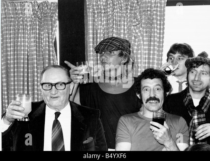 Scozia s Rock superstar Rod Stewart celebra con un drink dopo l'Inghilterra e Scozia Home International Championship match rock star musicista cantante scozzese scozzese di abbigliamento hat puntare il dito a bere birra i giocatori di calcio possono 1980 anni ottanta Foto Stock