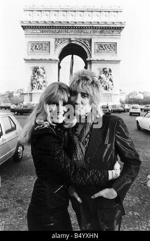 Rod Stewart Rock cantautore di Parigi con la sua ragazza Alana Hamilton Foto Stock