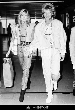 Rod Stewart cantante Rock songwriter all aeroporto di Heathrow con la sua fidanzata Kelly Emberg Foto Stock