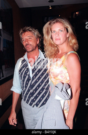 Rod Stewart cantante moglie alla premiere di Mr Bean 1997 cantante pop Rod Stewart con la moglie modello di pellicola di Al Premier Foto Stock