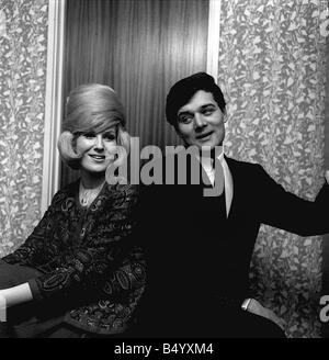 Polveroso cantante Springfield con pop star Eden Kane Feb 1964 nel suo camerino a Croydon Foto Stock