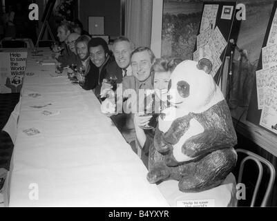 Europeo per la conservazione Dicembre 1969 Wildlife reception 19 12 1969 seduti a tavola R L Cilla Black Spike Milligan Bruce Forsyth Kenny Lynch Bee Gee Maurice Gibb Sir Landsborough Thompson George Martin Foto Stock