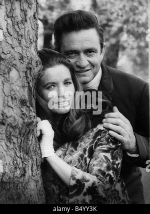 Johnny Cash cantante con moglie June Carter in Londra 1968 Foto Stock