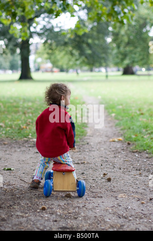 Bimbo a imparare prima bici Foto Stock