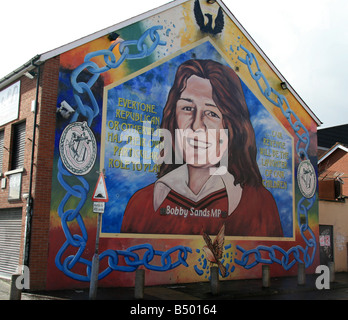 Chiusura del Bobby Sands murale sul lato del Sinn Fein sede di Falls Road a Belfast. Foto Stock